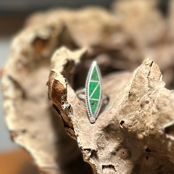 Native American vintage 925 sterling silver and inlaid malachite Zuni Ring - Picture 3 of 10